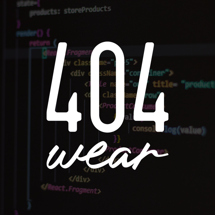 Ein Hintergrund mit Programmiercode, darauf der große weiße Text '404 wear' in moderner Schrift. Dieses Bild repräsentiert die exklusive '404 wear'-Kategorie im Tassenzirkus Tassenshop.