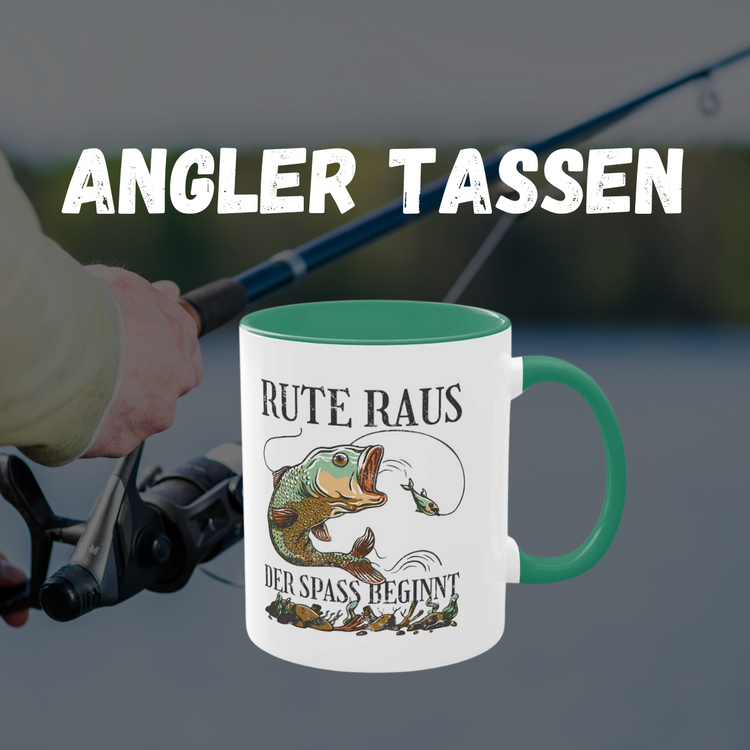 Angler-Tasse mit grünem Griff und dem Spruch "Rute raus, der Spaß beginnt", dazu ein Fisch-Motiv. Im Hintergrund ein Angler mit Angelrute am Wasser.