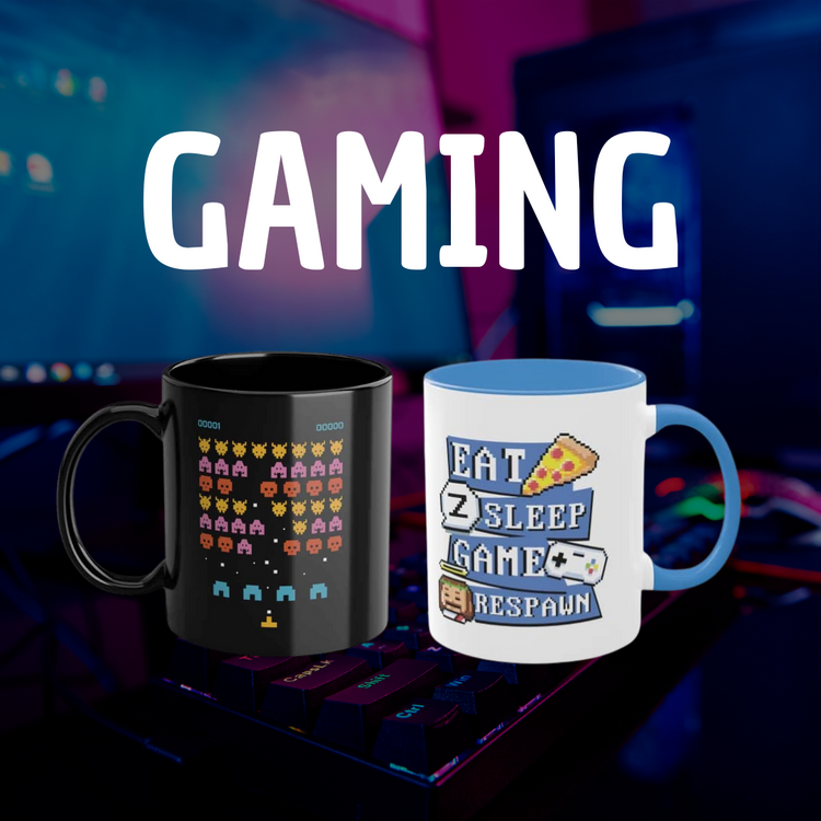 Zwei Gaming-Tassen auf einem beleuchteten Gaming-Schreibtisch - links eine schwarze Tasse mit Retro-Space-Invaders-Motiv, rechts eine weiße Tasse mit blauem Griff und dem Text Eat Sleep Game Respawn