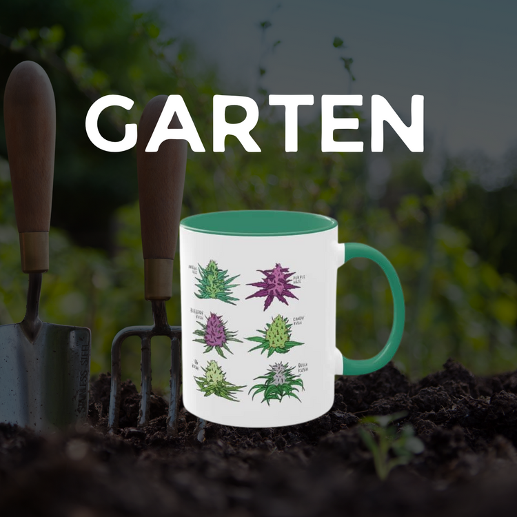 Tasse mit botanischen Illustrationen von Pflanzen und speziellen Kräutern, präsentiert in einem Garten mit Gartengeräten wie Spaten und Gabel im Vordergrund. Ideal für Hobbygärtner und Pflanzenliebhaber.