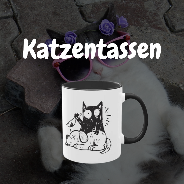 Katzentasse mit schwarzem Griff und humorvollem Katzen-Motiv, im Hintergrund eine Katze mit Sonnenbrille und Blumenkranz auf Pflastersteinen.