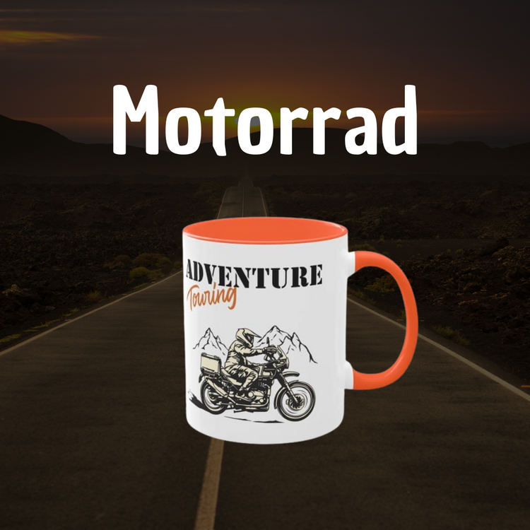 Weiße Tasse mit orangefarbenem Griff und Motorrad-Design "Adventure Touring" vor einer langen Straße bei Sonnenuntergang. Perfekt für Biker und Motorradfans.