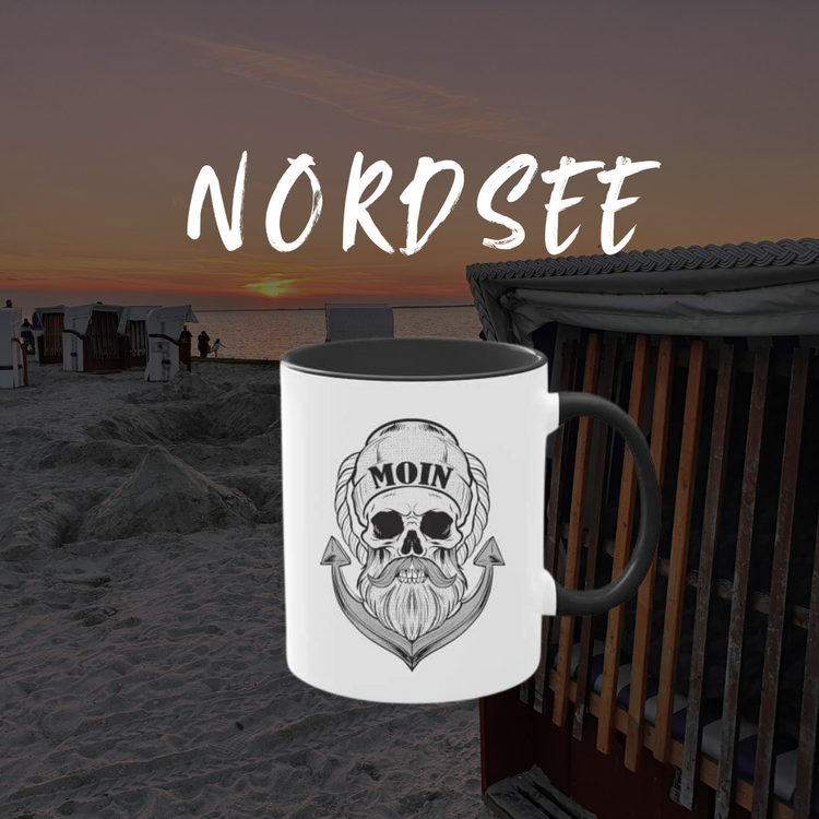 Tasse mit maritimem Design, schwarzem Griff und der Aufschrift 'Moin' vor Nordsee-Strandkulisse bei Sonnenuntergang perfekt für Küstenliebhaber.