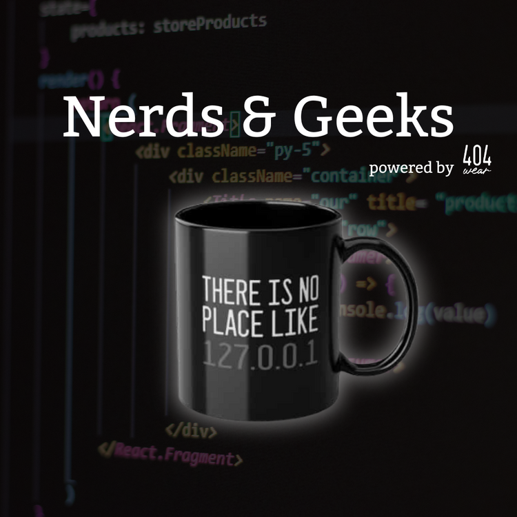 Hintergrund mit Programmiercode, Text 'Nerds & Geeks powered by 404 wear'. Schwarze Tasse mit Text 'There is no place like 127.0.0.1' im Vordergrund. Repräsentiert die 'Nerds & Geeks'-Kollektion der 404 wear-Kategorie im Tassenzirkus Tassenshop