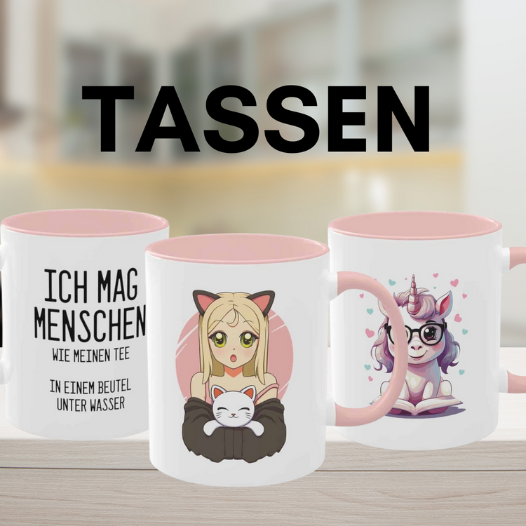 Drei Kaffeetassen: eine mit dem Spruch "Ich mag Menschen wie meinen Tee", eine mit Manga-Mädchen und Katze, eine mit Einhorn mit Brille. Hintergrund: Küche