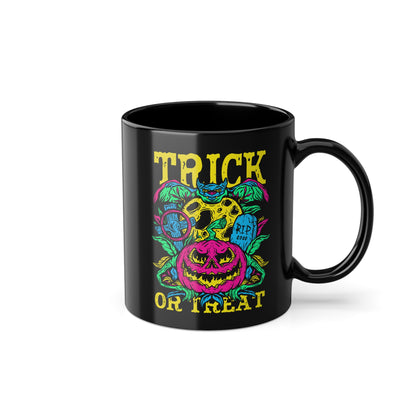 Trick or Treat Tasse - Farbenfrohes Halloween Design auf schwarzer Tasse