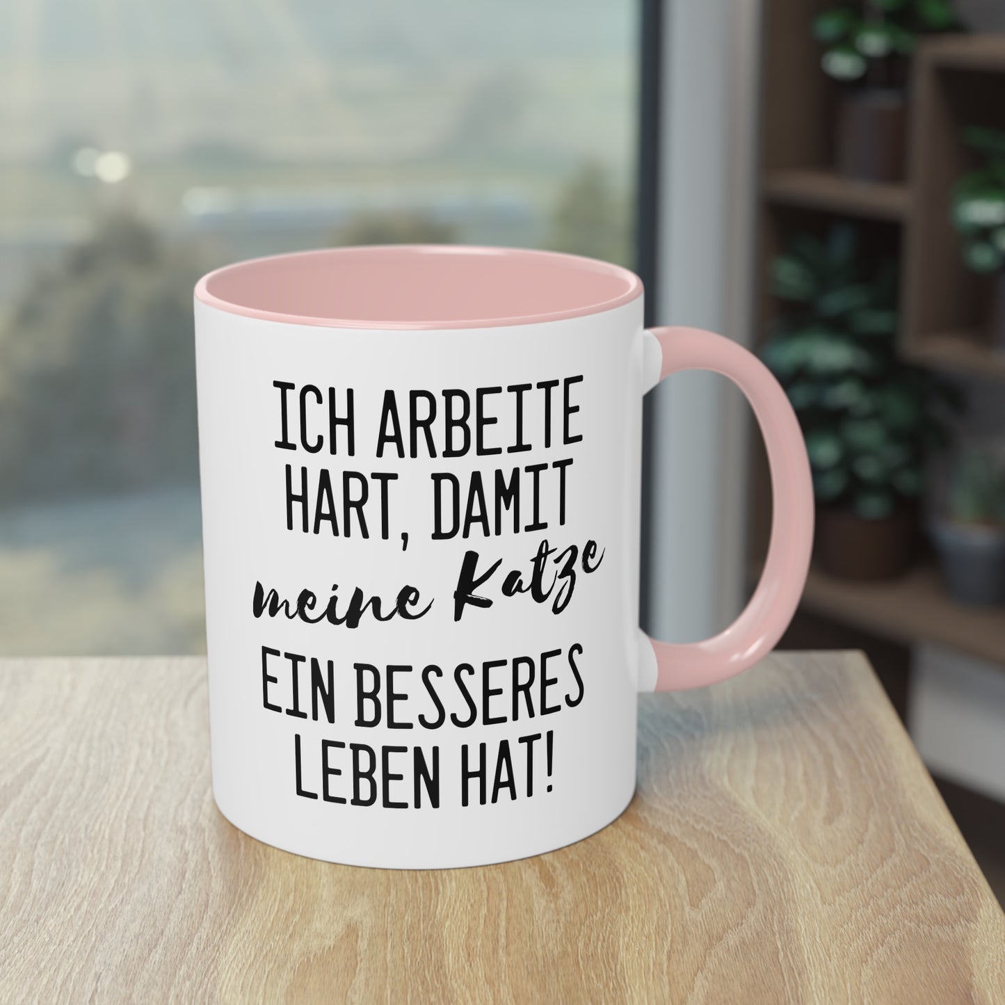 Lustige Katzen Spruchtasse: "Ich arbeite hart, damit meine Katze ein besseres Leben hat"