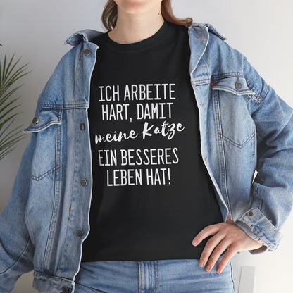 Ich arbeite hart für meine Katze - Schwarzes T-Shirt mit witzigem Spruch