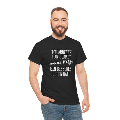 Ich arbeite hart für meine Katze - Schwarzes T-Shirt mit witzigem Spruch