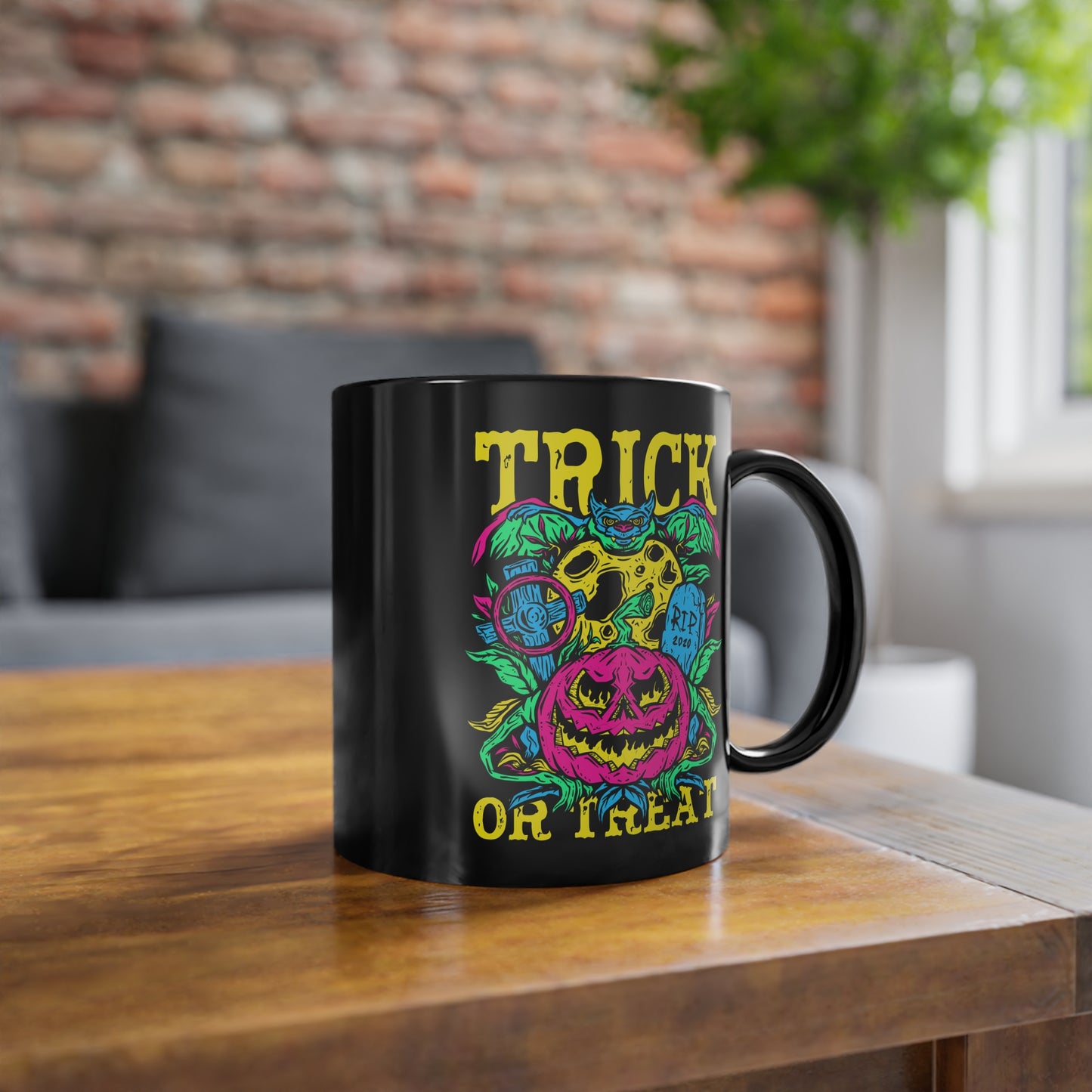 Trick or Treat Tasse - Farbenfrohes Halloween Design auf schwarzer Tasse