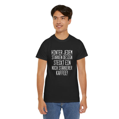 "Hinter jedem starken Design steckt ein noch stärkerer Kaffee!" T-Shirt - Für Designer mit Koffeinliebe