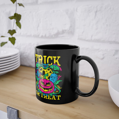 Trick or Treat Tasse - Farbenfrohes Halloween Design auf schwarzer Tasse