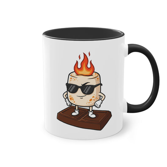 Lustige Camping Tasse mit brennendem Marshmallow auf Schokolade