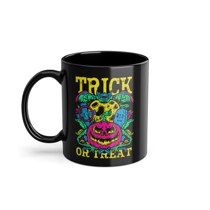 Trick or Treat Tasse - Farbenfrohes Halloween Design auf schwarzer Tasse