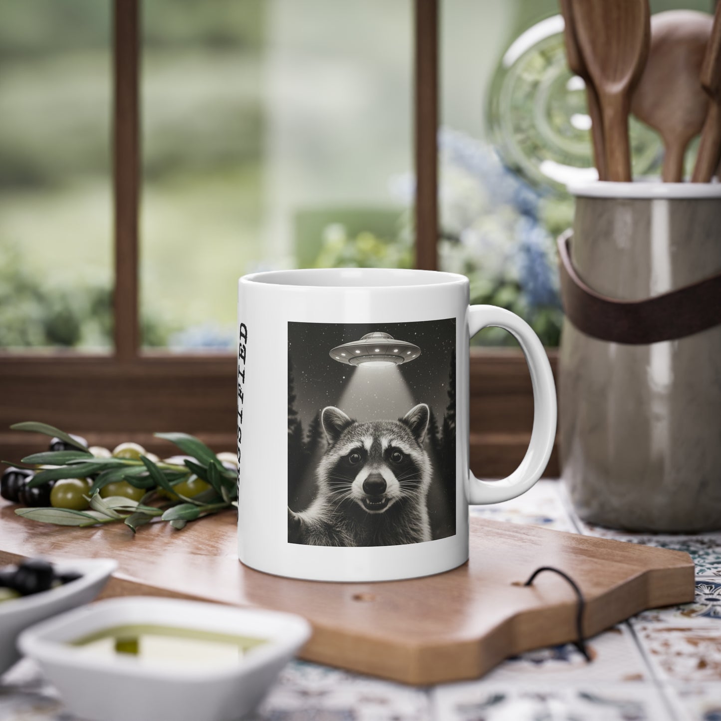 CLASSIFIED Waschbär Tasse | Vintage UFO Motiv | Schwarz Weiß Keramiktasse