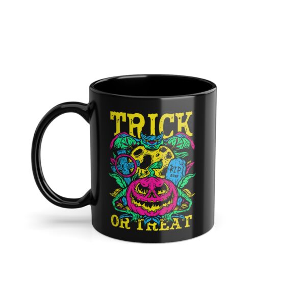 Trick or Treat Tasse – Farbenfrohes Halloween Design auf schwarzer Tasse