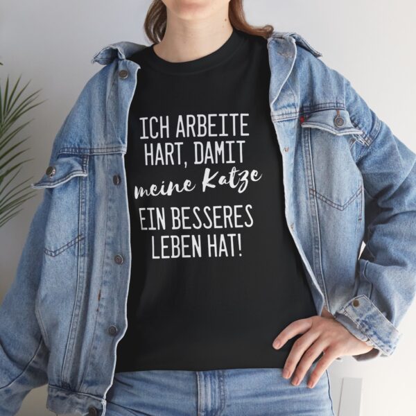 Ich arbeite hart für meine Katze – Schwarzes T-Shirt mit witzigem Spruch