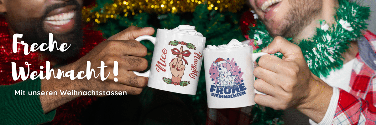 Ein festliches Bild zeigt zwei lachende Personen in Weihnachtsstimmung, die Tassen mit humorvollen Weihnachtsdesigns anstoßen. Links ist eine Tasse mit einem frechen Design zu sehen, das eine Hand mit einem Mittelfinger zeigt, begleitet von der Aufschrift 'Nice Naughty'. Rechts ist eine Tasse mit einem niedlichen Weihnachtsmotiv, das einen Hund mit Weihnachtsmütze und die Aufschrift 'Frohe Weihnachten' darstellt. Im Hintergrund sind weihnachtliche Dekorationen wie Lametta und Lichter zu sehen. Der Text im Vordergrund lautet: 'Freche Weihnacht! Mit unseren Weihnachtstassen'.